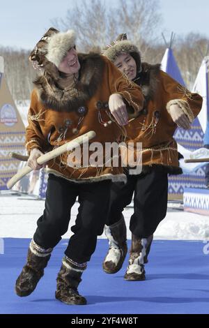 PETROPAVLOVSK CITY, PENISOLA DI KAMCHATKA, RUSSIA, Mar 1, 2018: Danza incendiaria degli abitanti indigeni di Kamchatka, concerto pubblico di Kamchatka sta Foto Stock