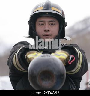 PETROPAVLOVSK CITY, PENISOLA DI KAMCHATKA, RUSSIA, APR 19, 2019: Pompiere-soccorritore Emercom della Russia alza kettlebell del peso di 32 kg. Vigili del fuoco AN Foto Stock