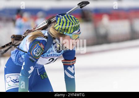 Ritrattista biatleta Anastasia Legostaeva Nyagan dopo aver sciato e sparato con fucile. Open regionali gare di biathlon giovanile East Cup. Kamcha Foto Stock