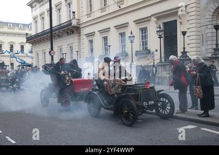 Londra, Regno Unito. 2 novembre 2024. Una Siddeley del 1904 fuma al Pall Mall dopo la vetrina. La pista, che si estende per 60 chilometri circa, è l'evento automobilistico più lungo del mondo. St London Hyde Park, Londra è il punto di partenza dal 1936 e si snoda lungo Madeira Drive. La vettura più vecchia che ha partecipato a questa corsa è stata costruita nel 1894 e l'idoneità è stata fatta prima del 1905. (Foto di David Mbiyu/SOPA Images/Sipa USA) credito: SIPA USA/Alamy Live News Foto Stock