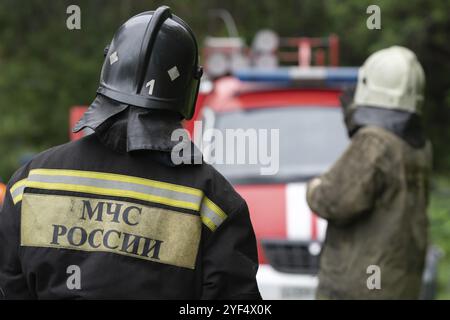 KAMCHATKA, RUSSIA, 7 agosto 2019: Vigili del fuoco dei Vigili del fuoco? 1 dei vigili del fuoco federali, vista posteriore con emblema Emercom della Russia in soccorso uniforme Foto Stock