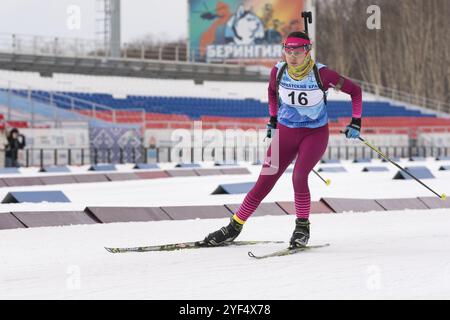 Sportiva biatleta Ivchenko Anastasia Kamchatsky Krai sci sul complesso biathlon di distanza. Open regionali gare di biathlon giovanile East Cup. Kamc Foto Stock