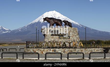 PENISOLA DI KAMCHATKA, RUSSIA, 24 settembre 2017: Vista panoramica della scultura della famiglia di orsi bruni di Kamchatka Foto Stock