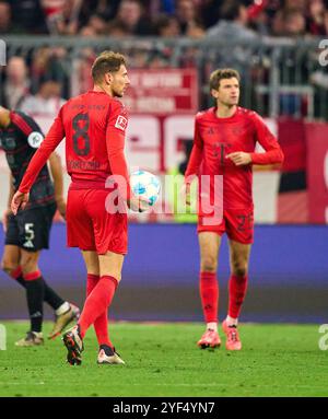 Leon GORETZKA, FCB 8 Thomas MUELLER, Mueller, FCB 25 nella partita FC BAYERN MUENCHEN - 1.FC UNION BERLIN 3-0 il 2 novembre 2024 a Monaco, Germania. Stagione 2024/2025, 1.Bundesliga, FCB, Monaco, giorno 9, 9.Spieltag Photographer: immagini ddp/STAR-images - LE NORMATIVE DFL VIETANO QUALSIASI USO DI FOTOGRAFIE come SEQUENZE DI IMMAGINI e/o QUASI-VIDEO - Foto Stock