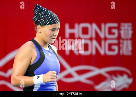 (241103) -- HONG KONG, 3 novembre 2024 (Xinhua) -- Diana Shnaider reagisce durante l'incontro finale femminile tra Diana Shnaider della Russia e Katie Boulter della Gran Bretagna al WTA250 Hong Kong Tennis Open di Hong Kong, nel sud della Cina, 3 novembre 2024. (Xinhua/Zhu Wei) Foto Stock