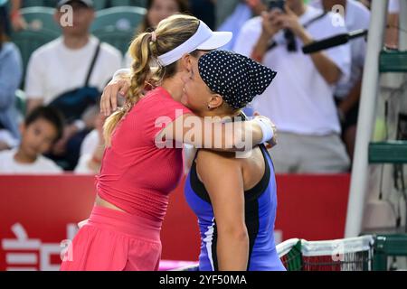 (241103) -- HONG KONG, 3 novembre 2024 (Xinhua) -- Diana Shnaider (R) della Russia abbraccia Katie Boulter della Gran Bretagna dopo la finale di singolare femminile al WTA250 Hong Kong Tennis Open di Hong Kong, nel sud della Cina, 3 novembre 2024. (Xinhua/Zhu Wei) Foto Stock