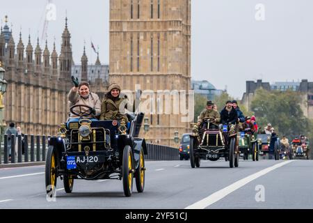 Londra, Regno Unito. 3 novembre 2024. Una Decauville del 1901 guida un gruppo mentre passa sopra Westminster Bridge - RM Sotheby's London alla Brighton Veteran Car Run 2024 organizzata dal Royal Automobile Club ed è il 120° anniversario del Ladies' Automobile Club - circa 350 auto veterane, con molti piloti in costume d'epoca fanno il viaggio di 60 miglia. I veicoli sono per lo più a benzina, ma alcuni sono alimentati a vapore e diversi veicoli elettrici molto precoci, tutti costruiti prima del 1905. Crediti: Guy Bell/Alamy Live News Foto Stock