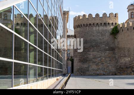 Le mura della fortezza della città vecchia di Baku e la piramide di vetro della stazione della metropolitana di Icherisheher. Azerbaigian Foto Stock