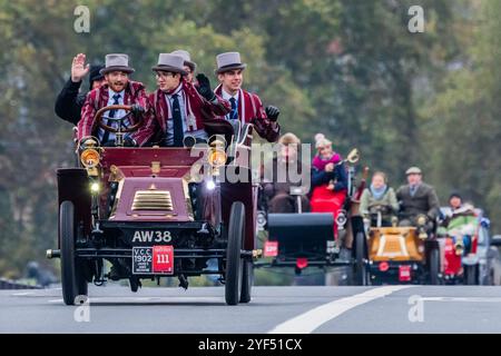 Londra, Regno Unito. 3 novembre 2024. Un James & Browne del 1902, appartenente agli studenti dell'Imperial College, passa sopra il Westminster Bridge - RM Sotheby's London alla Brighton Veteran Car Run 2024 organizzata dal Royal Automobile Club ed è il 120° anniversario del Ladies' Automobile Club - circa 350 auto veterane, con molti piloti in costume d'epoca fanno il viaggio di 60 miglia. I veicoli sono per lo più a benzina, ma alcuni sono alimentati a vapore e diversi veicoli elettrici molto precoci, tutti costruiti prima del 1905. Crediti: Guy Bell/Alamy Live News Foto Stock