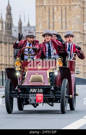 Londra, Regno Unito. 3 novembre 2024. Un James & Browne del 1902, appartenente agli studenti dell'Imperial College, passa sopra il Westminster Bridge - RM Sotheby's London alla Brighton Veteran Car Run 2024 organizzata dal Royal Automobile Club ed è il 120° anniversario del Ladies' Automobile Club - circa 350 auto veterane, con molti piloti in costume d'epoca fanno il viaggio di 60 miglia. I veicoli sono per lo più a benzina, ma alcuni sono alimentati a vapore e diversi veicoli elettrici molto precoci, tutti costruiti prima del 1905. Crediti: Guy Bell/Alamy Live News Foto Stock