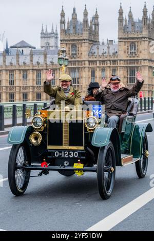 Londra, Regno Unito. 3 novembre 2024. Una Lanchester del 1904 passa sopra Westminster Bridge - RM Sotheby's London fino alla Brighton Veteran Car Run 2024 organizzata dal Royal Automobile Club ed è il 120° anniversario del Ladies' Automobile Club - circa 350 auto veterane, con molti piloti in costume d'epoca fanno il viaggio di 60 miglia. I veicoli sono per lo più a benzina, ma alcuni sono alimentati a vapore e diversi veicoli elettrici molto precoci, tutti costruiti prima del 1905. Crediti: Guy Bell/Alamy Live News Foto Stock