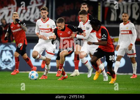 Leverkusen, Deutschland, Germania 1. Fussball Bundesliga, 9. Spieltag, giorno 9 Bayer 04 Leverkusen: VFB Stoccarda 0:0 01. 11. 2024 in der Bay-Arena di Leverkusen Atakan KARAZOR (VFB), Florian WIRTZ (LEV), Angelo STILLER (VFB) v.li.n.re.- foto: Norbert Schmidt, Duesseldorf Foto Stock