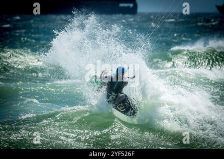 Kite surfer, kite surf, sport acquatici estremamente adrenalinici, concorrente della competizione annuale Red Bull King of the Air a Bloubergstrand, città del Capo Foto Stock