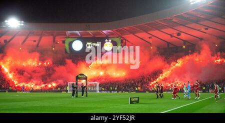 2 novembre 2024; Hampden Park, Glasgow, Scozia: Semifinale di Premier Sports Cup, Celtic contro Aberdeen; i giocatori escono sul campo di fronte a una mostra pirotecnica di massa dei tifosi del Celtic Foto Stock