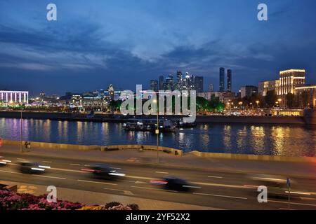 Vista notturna dell'argine del fiume Mosca. Stazione ferroviaria di Kiyevsky. Moscow International Business Center. Mosca, Russia Foto Stock