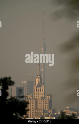 Il paesaggio urbano di Mosca dalla cima delle colline dei passeri. Torre Ostankino e Palazzo Kudrinskaya Square. Ora d'oro. Foto Stock