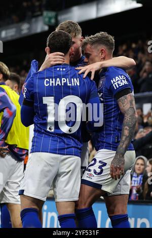 Ipswich, Regno Unito. 2 novembre 2024. L'attaccante dell'Ipswich Town Conor Chaplin (10), il centrocampista dell'Ipswich Town Sam Szmodics (23) e il difensore dell'Ipswich Town Leif Davis (3) celebrano un gol 1-0 durante la partita di Premier League tra Ipswich Town FC e Leicester City FC a Portman Road, Ipswich, Inghilterra, Regno Unito il 2 novembre 2024 Credit: Every Second Media/Alamy Live News Foto Stock