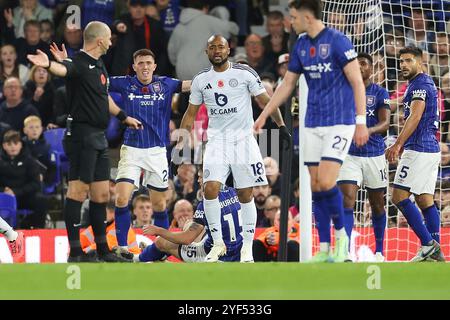 Ipswich, Regno Unito. 2 novembre 2024. Il difensore dell'Ipswich Town Cameron Burgess (15 anni) viene affrontato nell'area di rigore guardato dall'arbitro Tim Robinson durante la partita Ipswich Town FC contro Leicester City FC English Premier League a Portman Road, Ipswich, Inghilterra, Regno Unito il 2 novembre 2024 Credit: Every Second Media/Alamy Live News Foto Stock