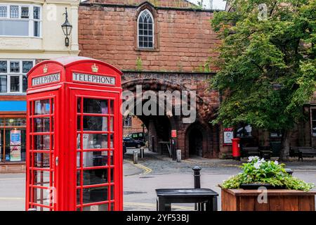 CHESTER, GRAN BRETAGNA - 14 SETTEMBRE 2014: Questa è una cabina telefonica rossa all'arco della città vecchia. Foto Stock