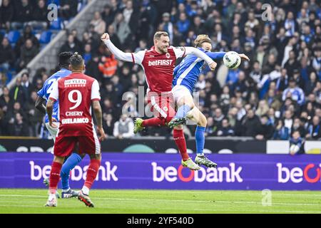 Vincent Janssen di Anversa e Matte Smets di Genk in azione durante una partita di calcio tra il KRC Genk e il Royal Anversa FC, domenica 03 novembre 2024 a Genk, il giorno 13 della stagione 2024-2025 della prima divisione del campionato belga "Jupiler Pro League". BELGA FOTO TOM GOYVAERTS Foto Stock