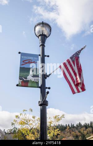 insegna e bandiere nella graziosa città o a stowe nel vermont usa Foto Stock