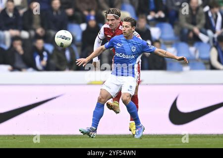 Dennis Praet di Anversa e Patrik Hrosovsky di Genk combattono per il pallone durante una partita di calcio tra il KRC Genk e il Royal Antwerp FC, domenica 03 novembre 2024 a Genk, il giorno 13 della stagione 2024-2025 della "Jupiler Pro League" prima divisione del campionato belga. BELGA FOTO JOHAN EYCKENS Foto Stock