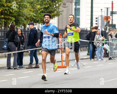 Bruxelles, Belgio. 3 novembre 2024. I corridori della mezza maratona si avvicinano al traguardo durante la maratona di Bruxelles 2024, domenica 03 novembre 2024 a Bruxelles, Belgio . Crediti: Sportpix/Alamy Live News Foto Stock