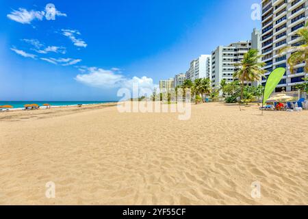 Ocean Park Beach: Serene spiagge sabbiose ed edifici residenziali costieri nei pressi di Condado a San Juan, Porto Rico Foto Stock