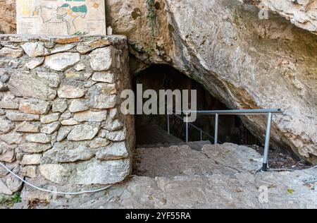 L'ingresso della grotta Vrelo è sulla riva destra del fiume Treska. Foto Stock