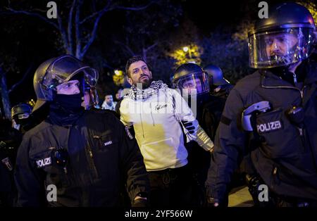 Berlino, Germania. 2 novembre 2024. Gli agenti di polizia arrestano un manifestante durante la manifestazione nel quartiere Kreuzberg-Friedrichshain. Diverse manifestazioni opposte si sono svolte l'una contro l'altra, mentre più di 700 persone si sono riunite nella capitale chiedendo la fine dei trasferimenti di armi a Israele nel mezzo del conflitto in corso in Medio Oriente. Credito: SOPA Images Limited/Alamy Live News Foto Stock