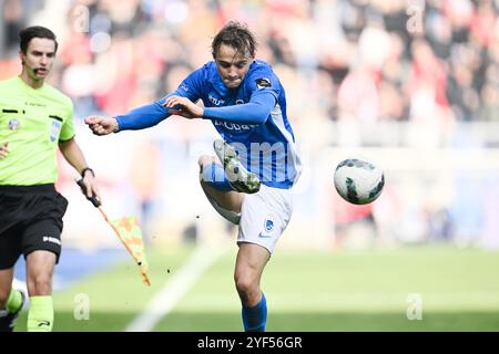 Genk, Belgio. 3 novembre 2024. Genk's Matte Smets in azione durante una partita di calcio tra il KRC Genk e il Royal Anversa FC, domenica 03 novembre 2024 a Genk, il giorno 13 della stagione 2024-2025 della "Jupiler Pro League" prima divisione del campionato belga. BELGA FOTO JOHAN EYCKENS credito: Belga News Agency/Alamy Live News Foto Stock