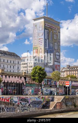 Vista di Wiener Städtische dal canale del Danubio, Vienna, Austria, Europa. Foto Stock