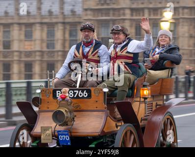 Westminster Bridge, Londra, Regno Unito. 3 novembre 2024. La corsa automobilistica London to Brighton Veteran Car Run 2024 di RM Sotheby inizia il suo viaggio di 60 miglia, partendo da Hyde Park e attraversando rapidamente il ponte di Westminster accanto alle Houses of Parliament. Le auto in corsa vanno dal 1894 al 1905. Crediti: Malcolm Park/Alamy Live News Foto Stock