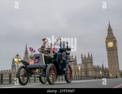 Westminster Bridge, Londra, Regno Unito. 3 novembre 2024. La corsa automobilistica London to Brighton Veteran Car Run 2024 di RM Sotheby inizia il suo viaggio di 60 miglia, partendo da Hyde Park e attraversando rapidamente il ponte di Westminster accanto alle Houses of Parliament. Le auto in corsa vanno dal 1894 al 1905. Crediti: Malcolm Park/Alamy Live News Foto Stock