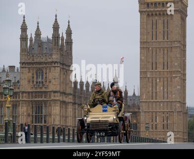 Westminster Bridge, Londra, Regno Unito. 3 novembre 2024. La corsa automobilistica London to Brighton Veteran Car Run 2024 di RM Sotheby inizia il suo viaggio di 60 miglia, partendo da Hyde Park e attraversando rapidamente il ponte di Westminster accanto alle Houses of Parliament. Le auto in corsa vanno dal 1894 al 1905. Crediti: Malcolm Park/Alamy Live News Foto Stock