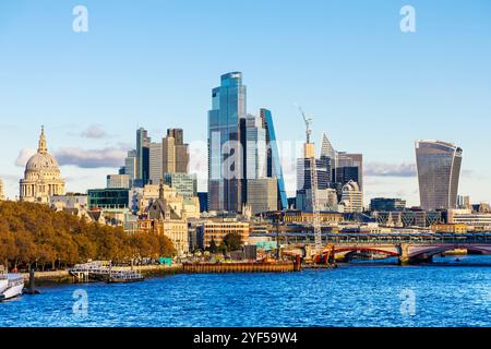 Grattacieli della città di Londra, Cattedrale di St Pauls e Crown Pier sul Tamigi, skyline di Londra, Inghilterra Foto Stock