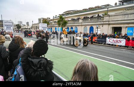 Brighton UK 3 novembre 2024 - i partecipanti al traguardo dell'RM Sotheby's London alla Brighton Veteran Car Run. La storica corsa automobilistica che tradizionalmente si svolge la prima domenica di novembre celebra la famosa Emancipation Run del novembre 1896: Credit Simon Dack / Alamy Live News Foto Stock