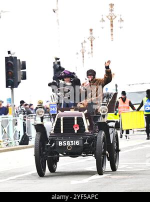 Brighton Regno Unito 3 novembre 2024 - i partecipanti sfrecciano da un Daimler 1900 vicino al traguardo sul lungomare di Brighton, nell'RM Sotheby's London, fino al Brighton Veteran Car Run. La storica corsa automobilistica che tradizionalmente si svolge la prima domenica di novembre celebra la famosa Emancipation Run del novembre 1896: Credit Simon Dack / Alamy Live News Foto Stock