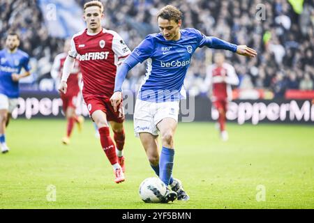 Genk, Belgio. 3 novembre 2024. Genk's Matte Smets in azione durante una partita di calcio tra il KRC Genk e il Royal Anversa FC, domenica 03 novembre 2024 a Genk, il giorno 13 della stagione 2024-2025 della "Jupiler Pro League" prima divisione del campionato belga. BELGA PHOTO TOM GOYVAERTS credito: Belga News Agency/Alamy Live News Foto Stock