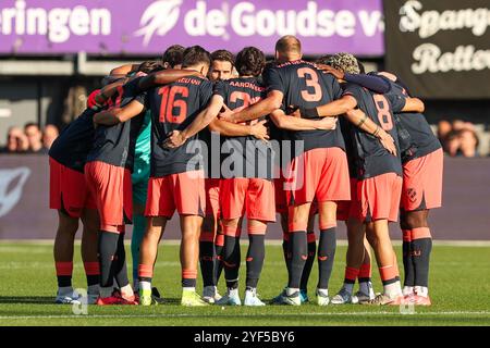 Rotterdam, Paesi Bassi. 3 novembre 2024. ROTTERDAM, PAESI BASSI - 3 NOVEMBRE: Huddle dell'Utrecht durante la partita olandese Eredivisie tra Sparta Rotterdam e FC Utrecht allo Sparta-stadion Het Kasteel il 3 novembre 2024 a Rotterdam, Paesi Bassi. (Foto di Hans van der Valk/Orange Pictures) credito: Orange Pics BV/Alamy Live News Foto Stock