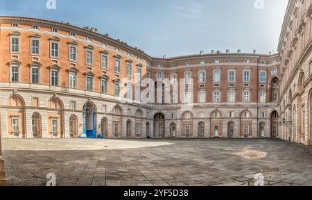 CASERTA, ITALIA - 1° APRILE 2024: Riprese grandangolari che catturano la splendida eleganza architettonica del cortile della Reggia di Caserta Foto Stock