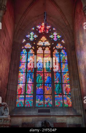 PRAGA - 11 MAGGIO 2024: La luce del sole illumina le vetrate colorate raffiguranti la scena religiosa all'interno della cattedrale gotica di San Vito a Praga, C Foto Stock