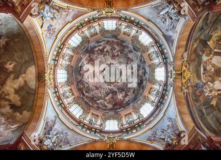 PRAGA - 11 MAGGIO 2024: Gli intricati affreschi e gli elaborati stucchi che decorano la cupola della chiesa di San Nicola a Praga creano un dis mozzafiato Foto Stock