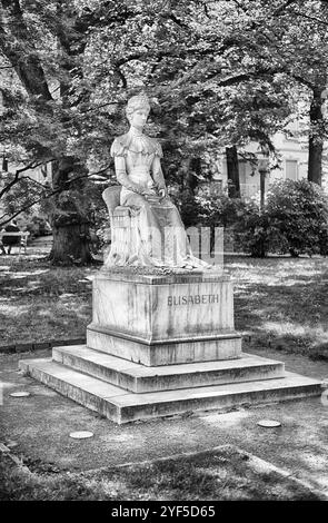 MERANO, ITALIA - 22 LUGLIO 2024: Statua in marmo bianco di Sissi, l'imperatrice Elisabetta d'Austria, Merano, alto Adige, Italia Foto Stock