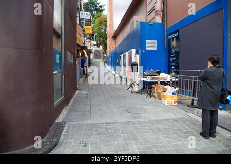 Tragedia di Itaewon, 28 ottobre 2024: Un uomo piange per la morte in un vicolo, il luogo della cotta per la folla di Itaewon durante le celebrazioni di Halloween di due anni fa, a Seoul, Corea del Sud. Il 29 ottobre 2022, 159 persone sono rimaste uccise durante il fine settimana di Halloween nel quartiere della vita notturna di Itaewon, segnando il peggior disastro della folla di sempre. (Foto di Lee Jae-won/AFLO) Foto Stock