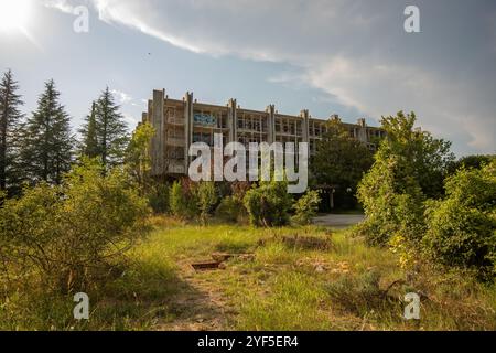 Un hotel deserto, Lost Place degli anni '70 Distrutto e abbandonato. Scattata la sera prima del tramonto. Haludovo Palace Hotel, Krk, Croazia Foto Stock