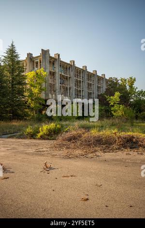 Un hotel deserto, Lost Place degli anni '70 Distrutto e abbandonato. Scattata la sera prima del tramonto. Haludovo Palace Hotel, Krk, Croazia Foto Stock
