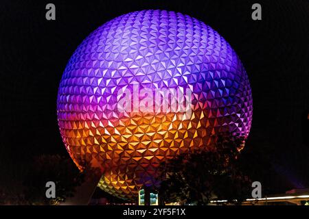 Disney's Epcot è un parco a tema del Walt Disney World Resort aperto nel 1982 con giostre, vetrina mondiale e l'iconica sfera geodetica. Foto Stock
