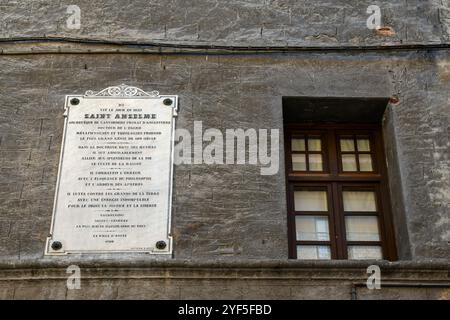 Una targa commemorativa francese sulla facciata della casa d'infanzia di Sant'Anselmo in via Sant'Anselmo, Aosta, Valle d'Aosta, Italia Foto Stock