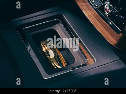 Non esclusiva: Rolls-Royce Motor Cars ha presentato una Phantom Extended che rende omaggio al film di James Bond del 1964, Goldfinger – One of Twe Foto Stock